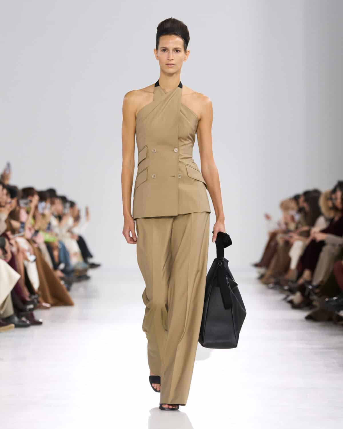 Max Mara: Ready-To-Wear SS26 - 10 Magazine